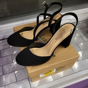 City Cladsified womens black high healed maryjane size 6. Excellent condition.